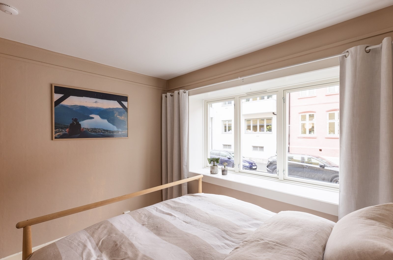 Soverom vender ut mot en lite trafikkert enveiskjørt gate. Galleribilde