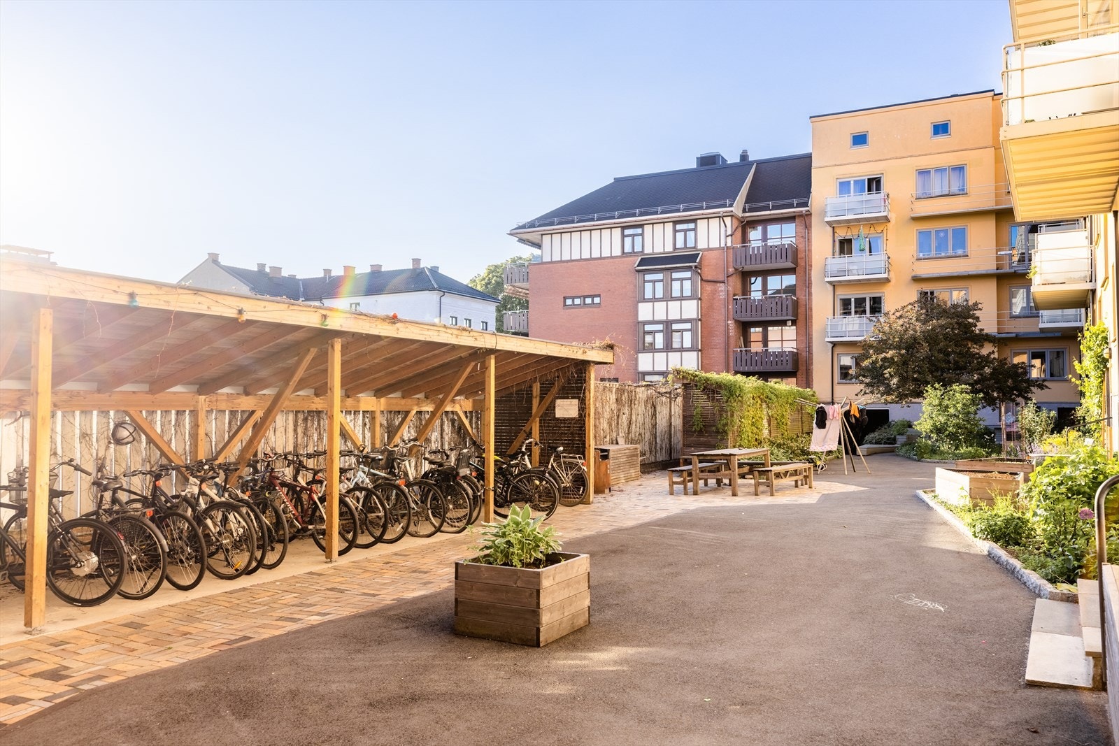Det er overbygget sykkelparkering i bakgården. Galleribilde