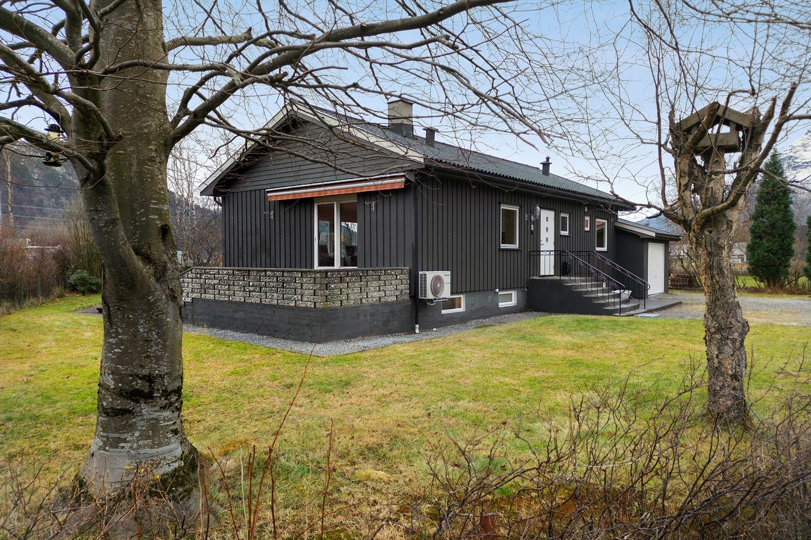 Aktiv Eiendomsmegling v/ Christina A. Jensen ønsker velkommen til Håsengvegen 15. Foto: Diakrit Galleribilde