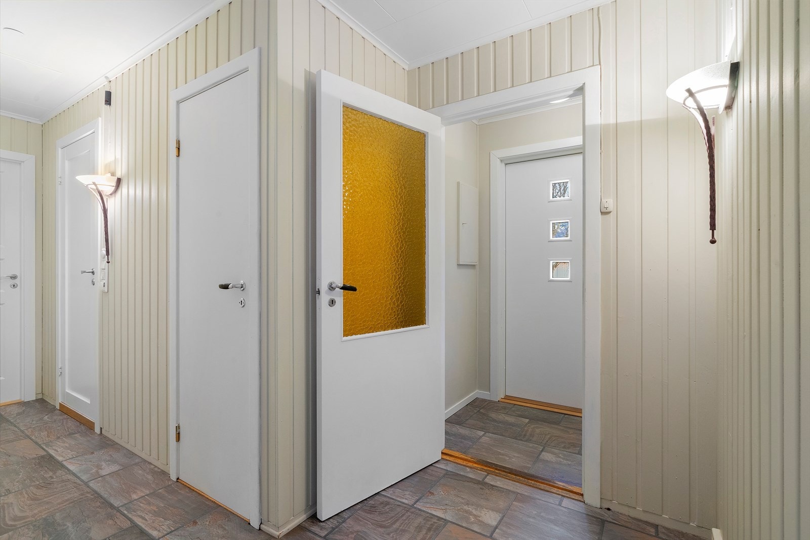 Fra entrè kommer man inn i gangen, med dører til kjellertrapp, bad og soverommene. Galleribilde