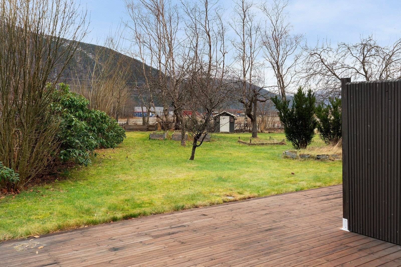 Hagen er pent opparbeidet med plen og div. beplantning. Galleribilde