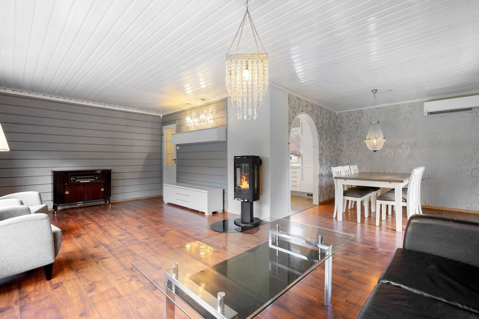 Vedovn gir effektiv oppvarming i stue/ spisestue. Galleribilde