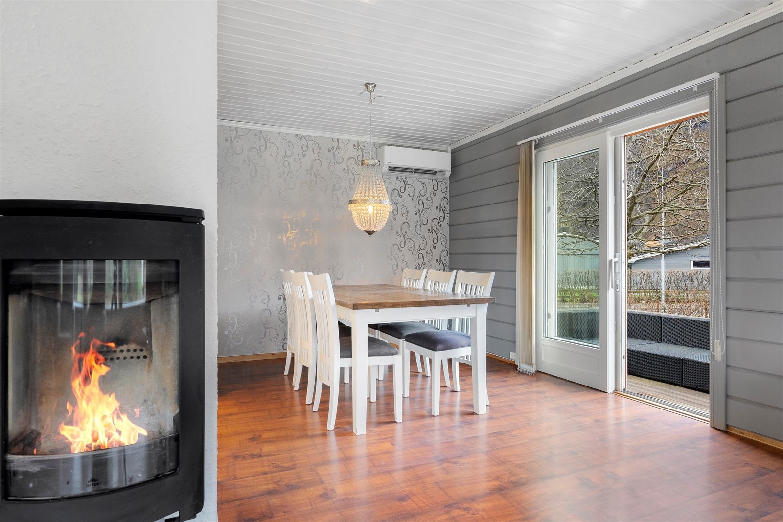 Spiseplass har direkte utgang til terrasse, og varmepumpe montert på veggen. Galleribilde