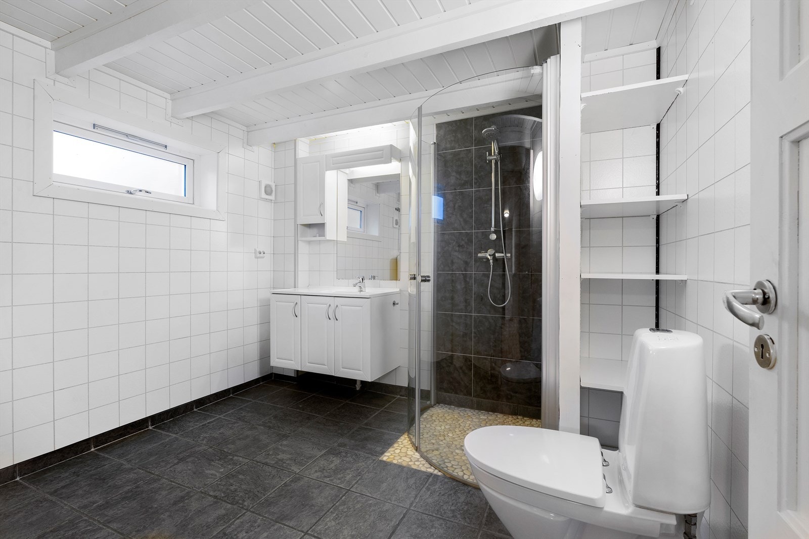 Vaskerom i underetasjen er bygd om til bad med dusjhjørne, wc og baderomsinnredning. (Ikke omsøkt og godkjent bruksendring) Galleribilde