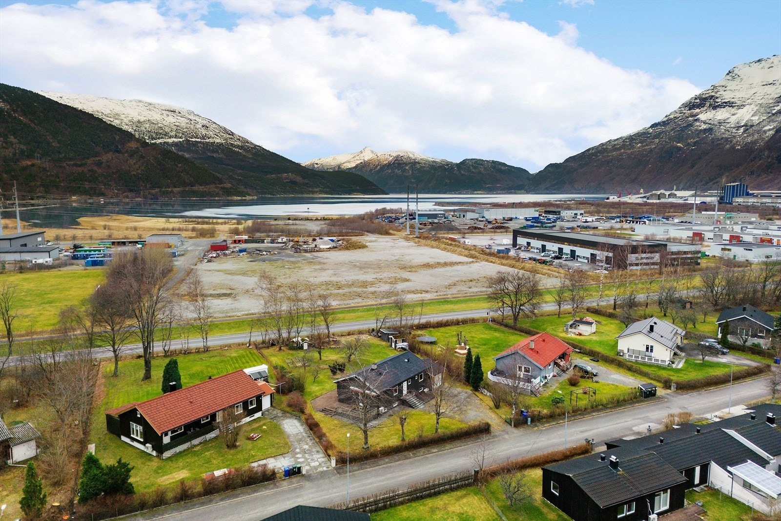 På tomten på andre siden av fylkesveien er det planlagt å bygge en gjenvinningsstasjon, se vedlagt dokumentasjon i salgsoppgave for ytterligere informasjon. Galleribilde