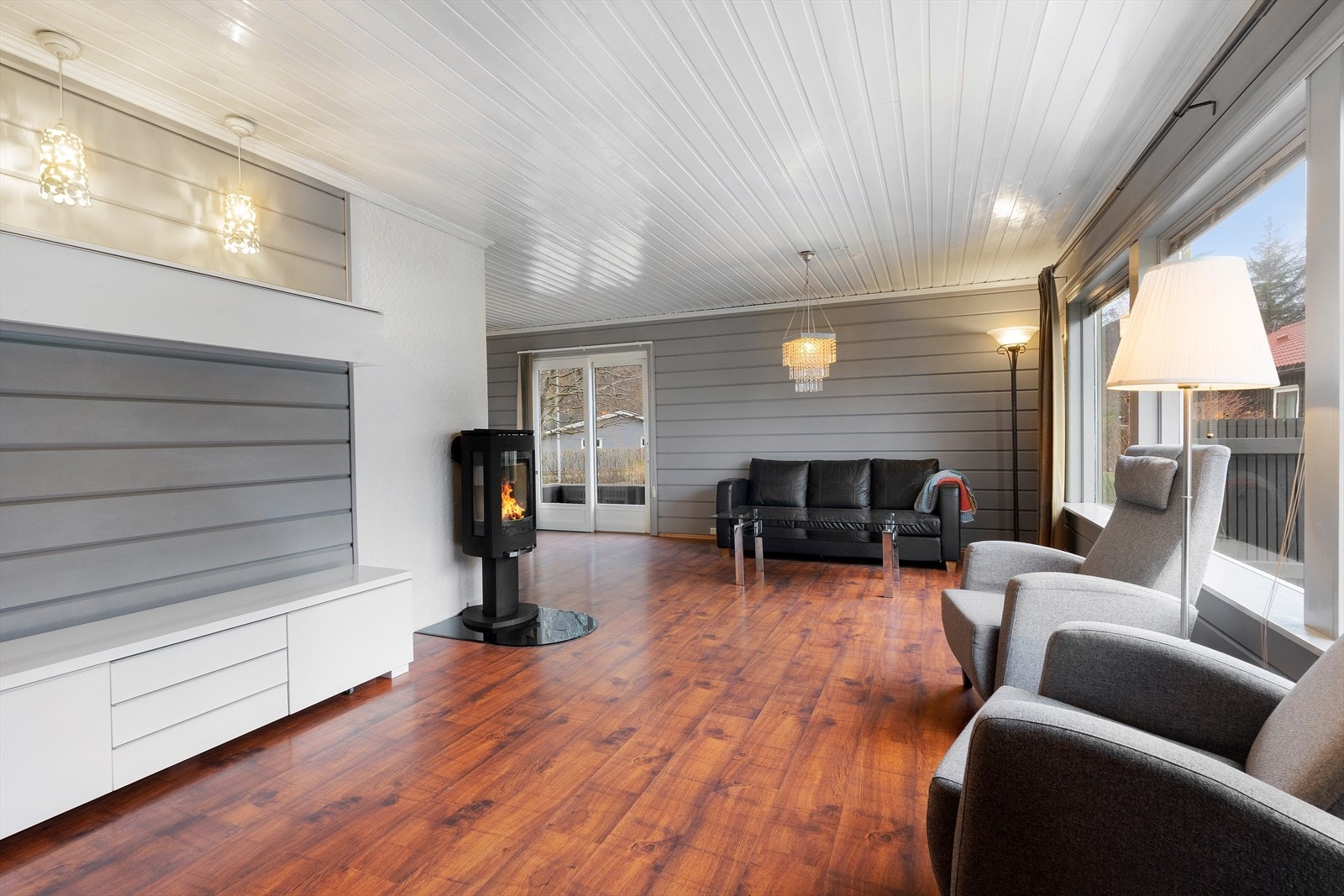 Vedovn bidrar med jevn varme og skaper en lun atmosfære i stuen. Galleribilde