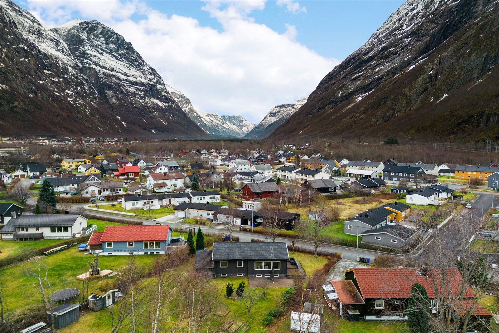 Eiendommen ligger sentralt på Sundalsøra, med storslagne fjell i bakgrunnen. Galleribilde