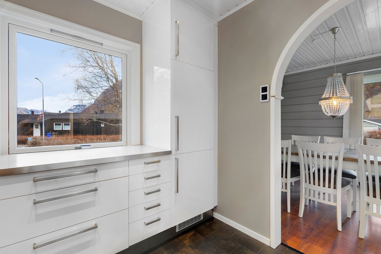 Her kan man stå på kjøkkenet samtidig som man underholder gjestene rundt spisebordet. Galleribilde