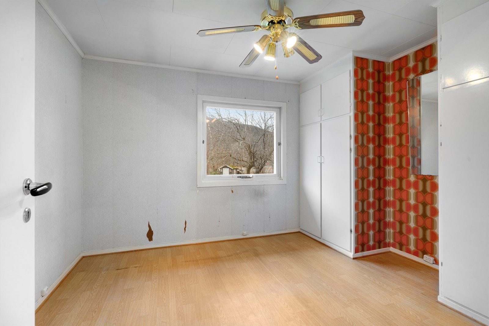 Hovedsoverom med integrerte skap og vindu med utsyn til hageområde. Galleribilde