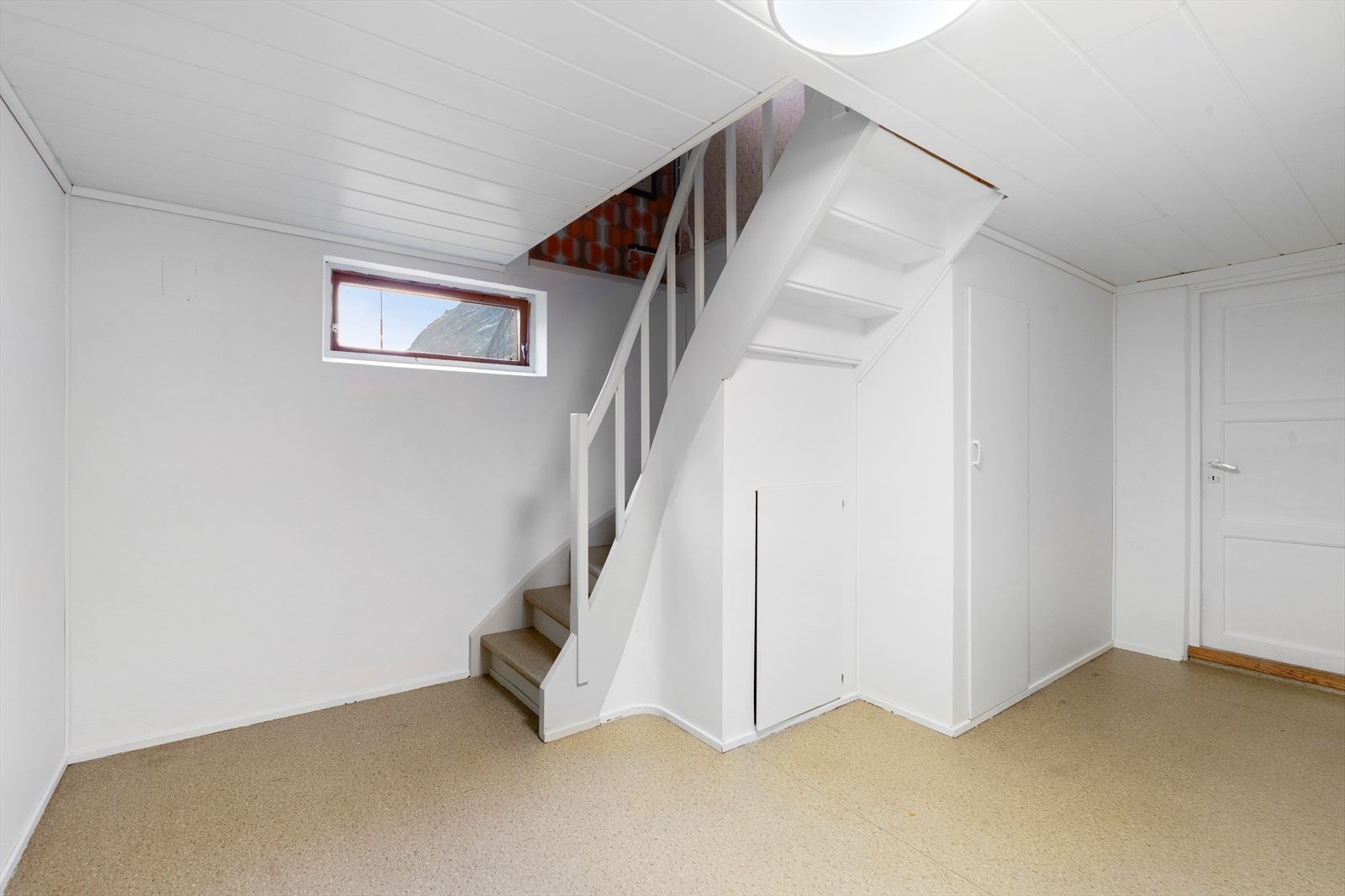 Trapperom/ gang i underetasjen, med integrerte skap for praktisk oppbevaring. Galleribilde