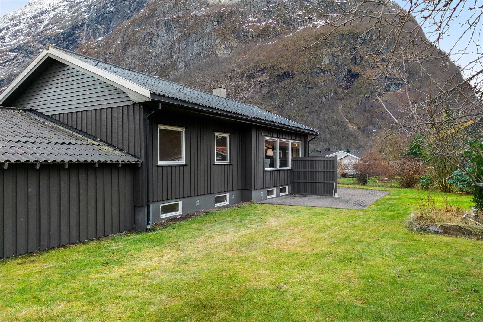 Hagen og markterrassen strekker seg rundt huset. Galleribilde