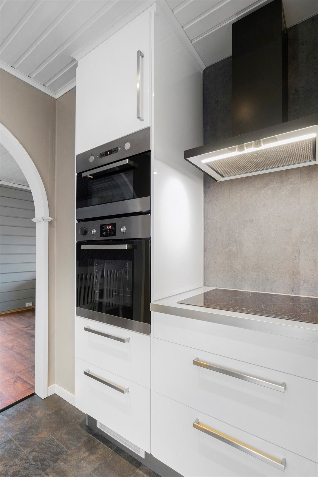 Innredningen er utstyrt med integrert stekeovn, mikro og induksjonstopp. Galleribilde