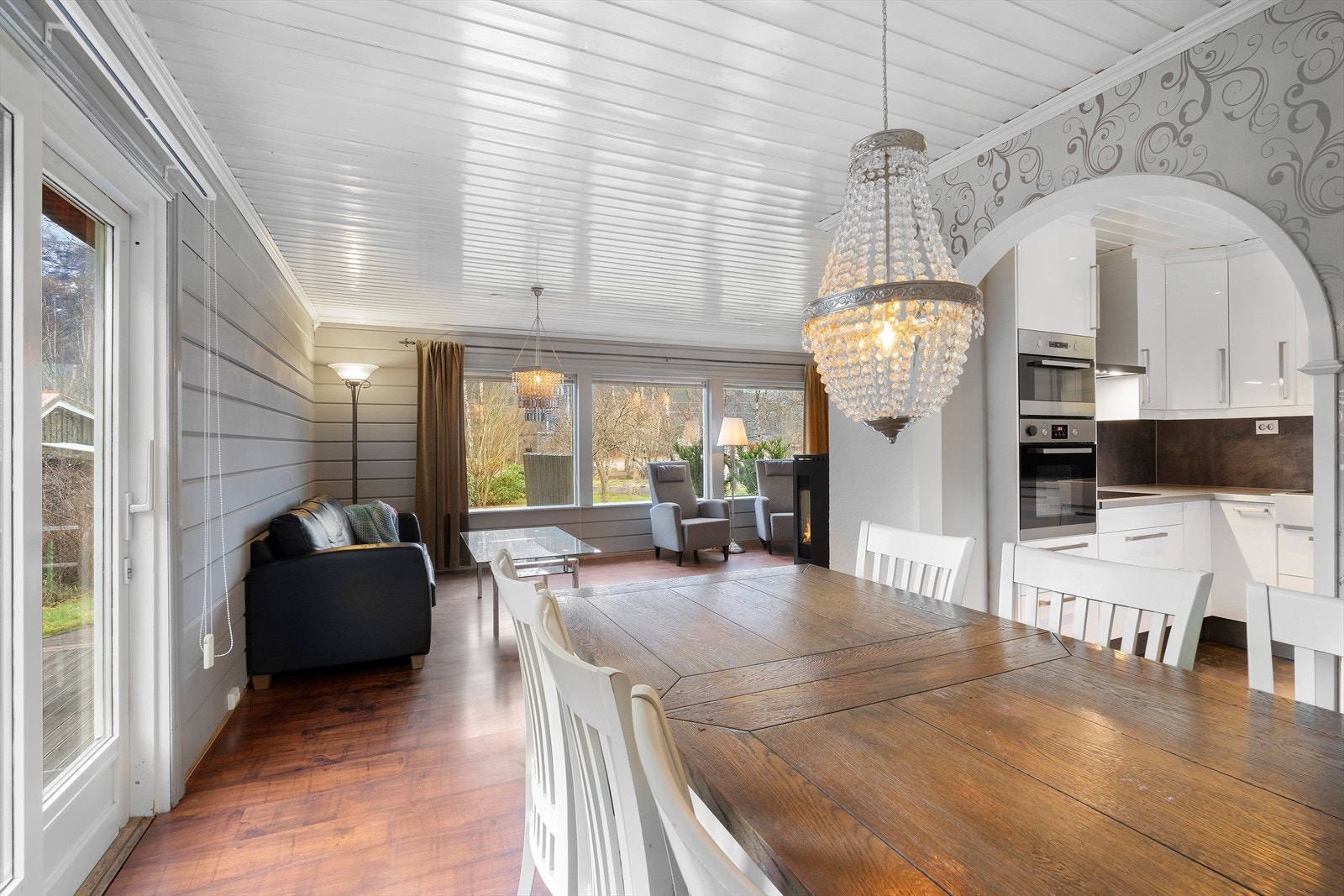 Åpen løsning mot kjøkkenet gir en naturlig overgang mellom spiseplass og matlaging. Galleribilde