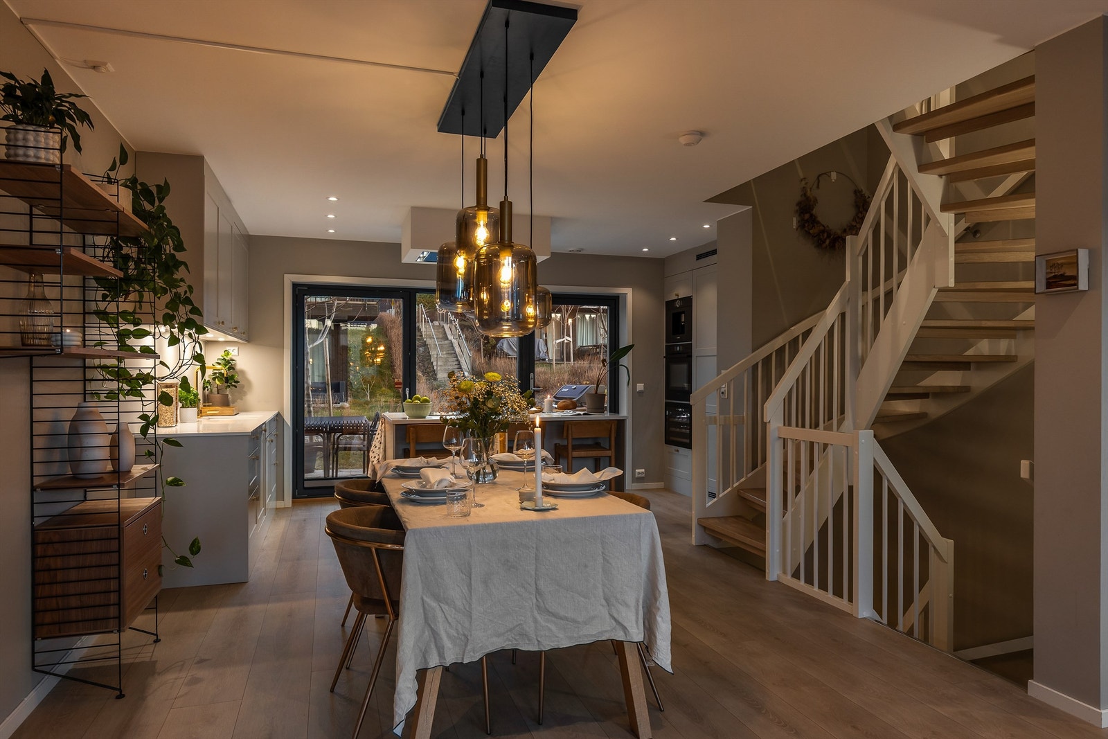 Det er også naturlig å møblere med et spisebord- perfekt for å invitere venner og familie på middagsbesøk. Galleribilde