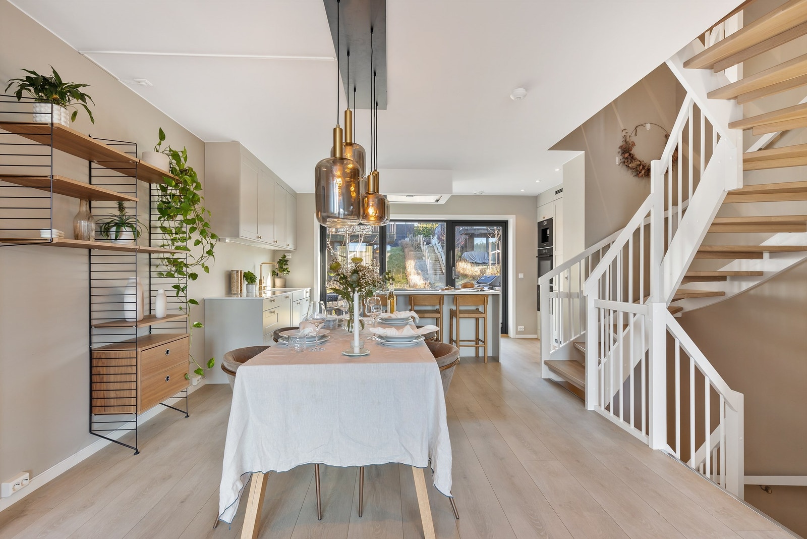 Kjøkkenet er i en sosial løsning men likevel holdt i en egen sone i rommet. Galleribilde