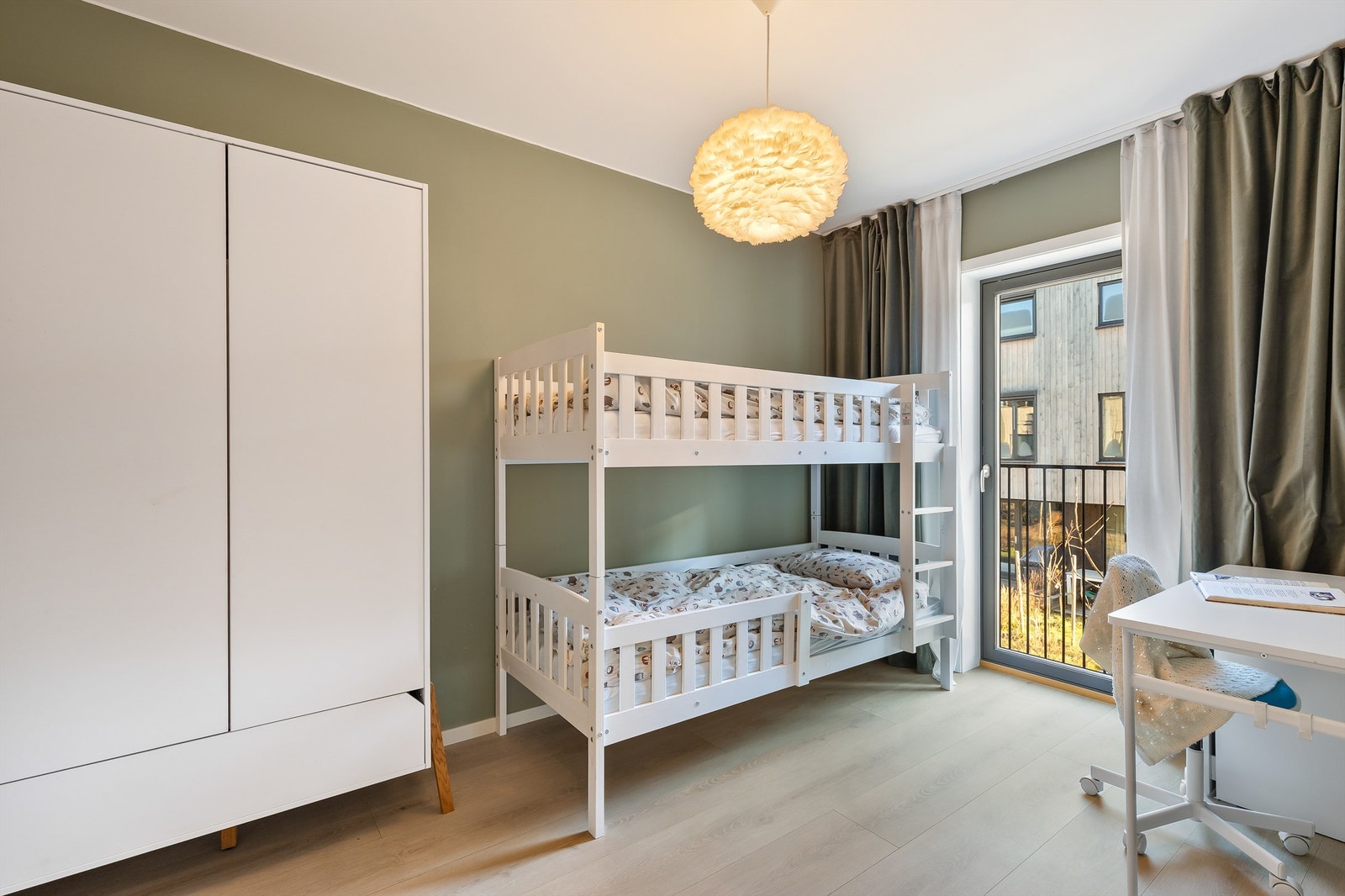 Boligens 2. soverom er også av god størrelse og har plass til seng, tilhørende nattbord og annet ønskelig soveromsmøblement. Rommet passer perfekt som barnerom, gjesterom eller kontor- alt etter eget ønske og behov. Galleribilde