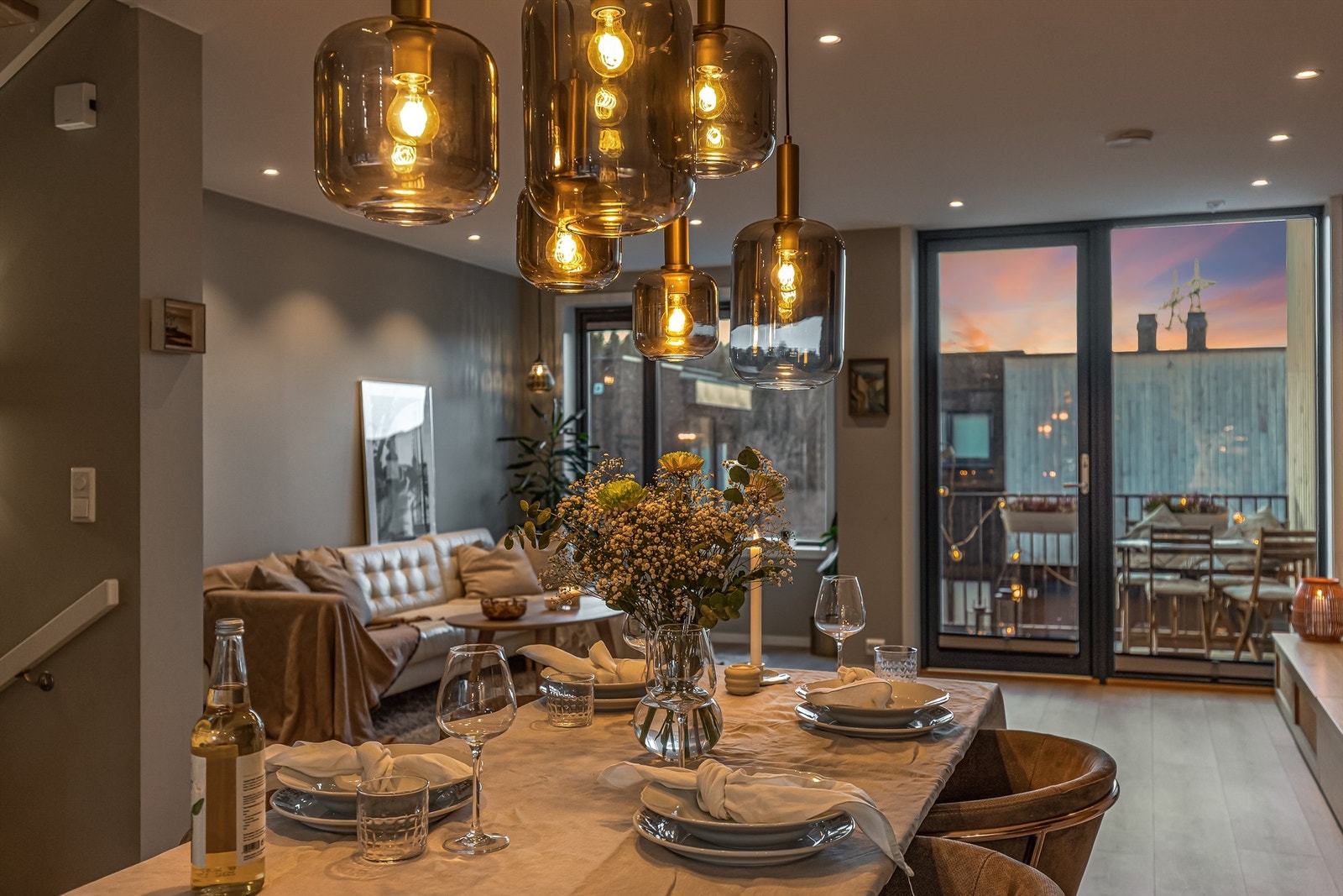 Planløsningen er gjennomgående med vinduer uteplasser på hver side. Galleribilde