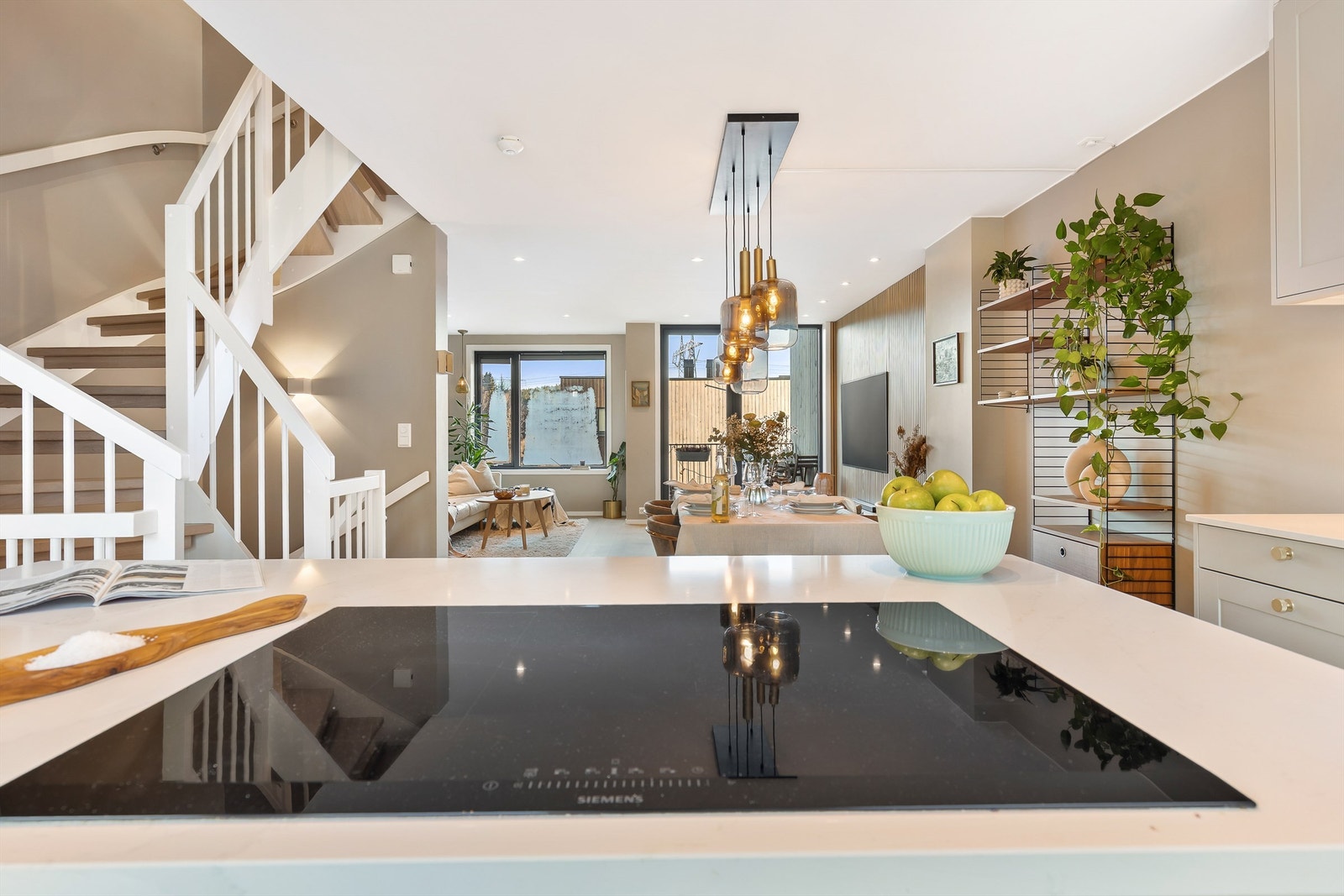 Kjøkkenøyen er en praktisk arbeidsbenk, perfekt for å tilberede gode måltider i sosial samkomst med gjestene. Galleribilde