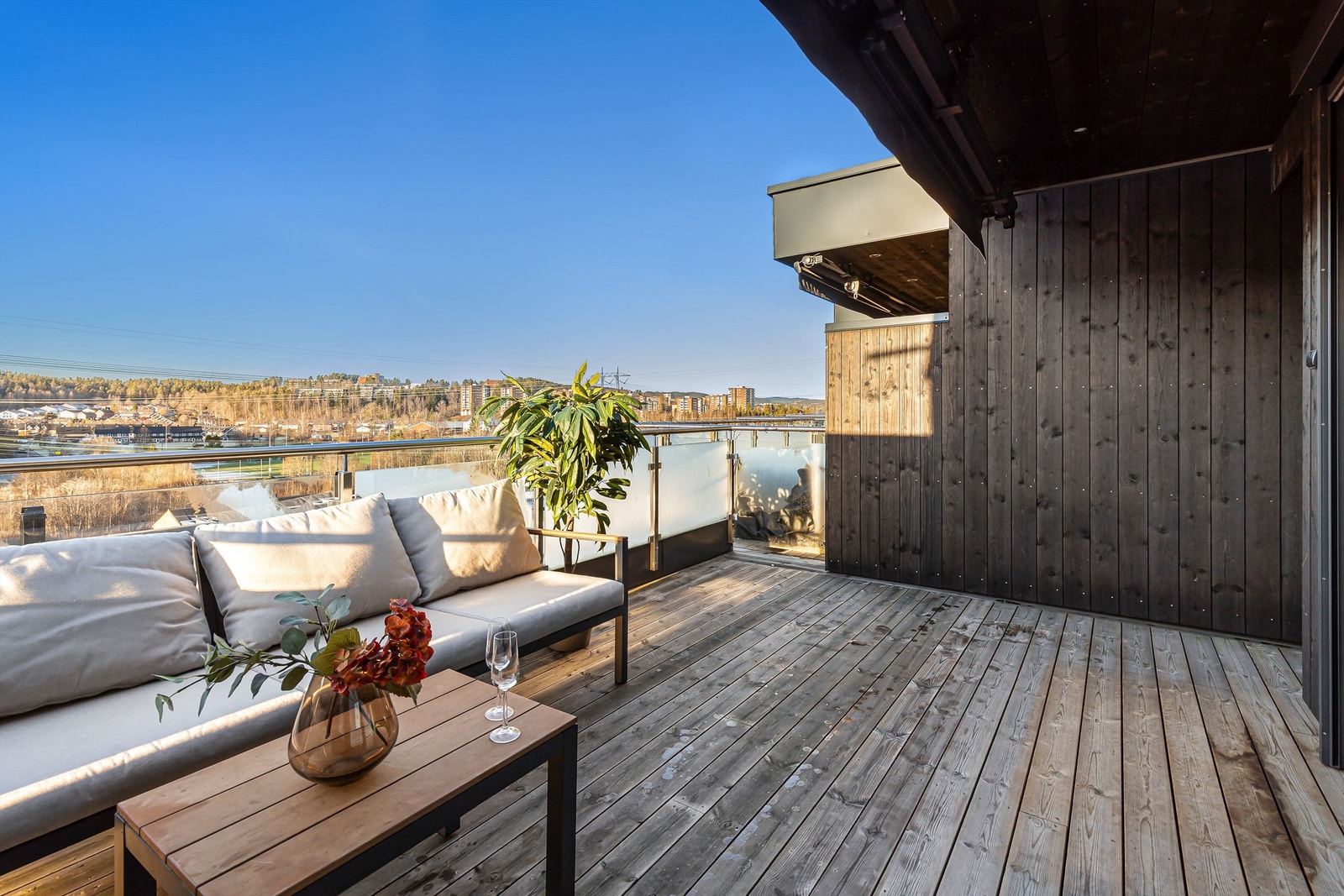 Man kan også møblere med spisegruppe, og invitere venner og familie på middagsbesøk på sommerhalvåret. Galleribilde