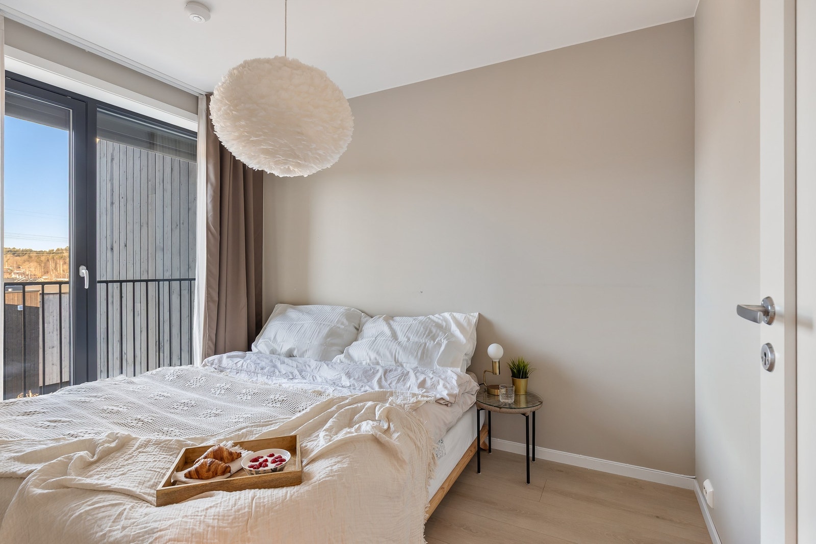 Hovedsoverommet er av god størrelse med plass til dobbeltseng og tilhørende nattbord. Galleribilde