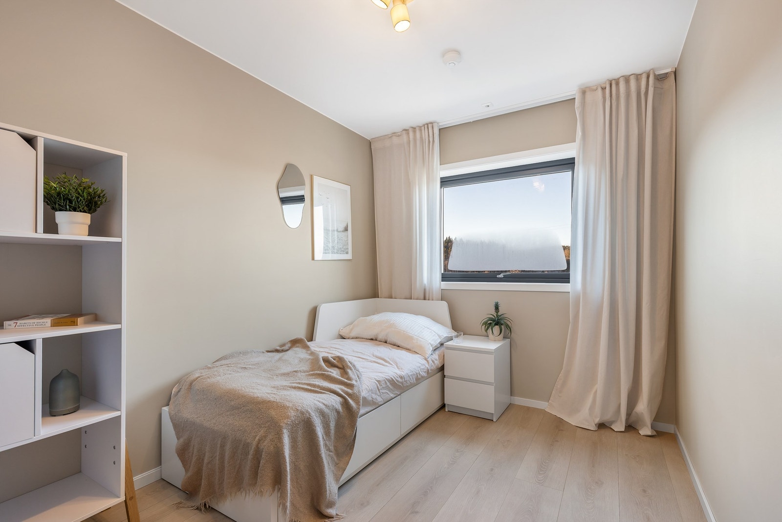 Boligens tredje soverom er også av god størrelse, med plass til seng, nattbord og kommode. Galleribilde