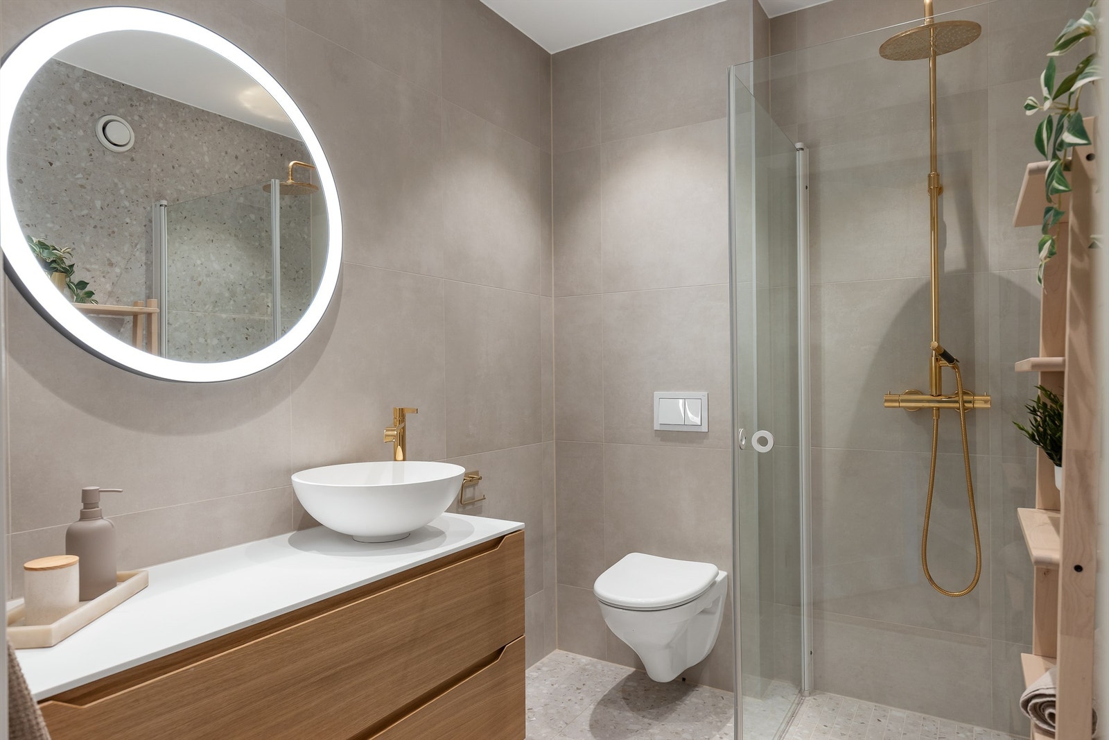 Badet i 2. etasje er pent flislagt på gulv og vegger med elektrisk gulvvarme. Galleribilde