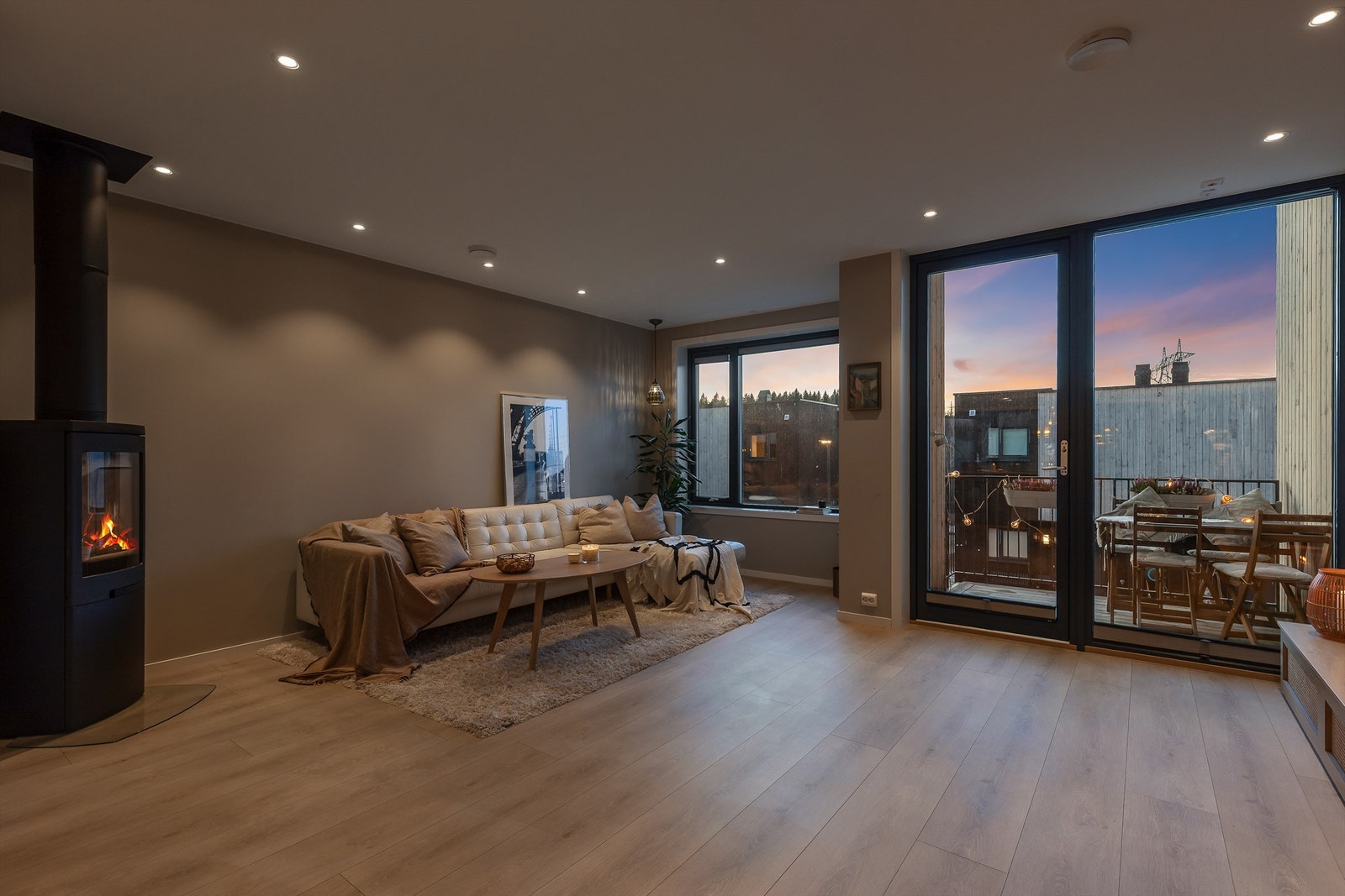 Stuen er lys og innbydende med plass til sofa, salongbord og TV-seksjon. Galleribilde