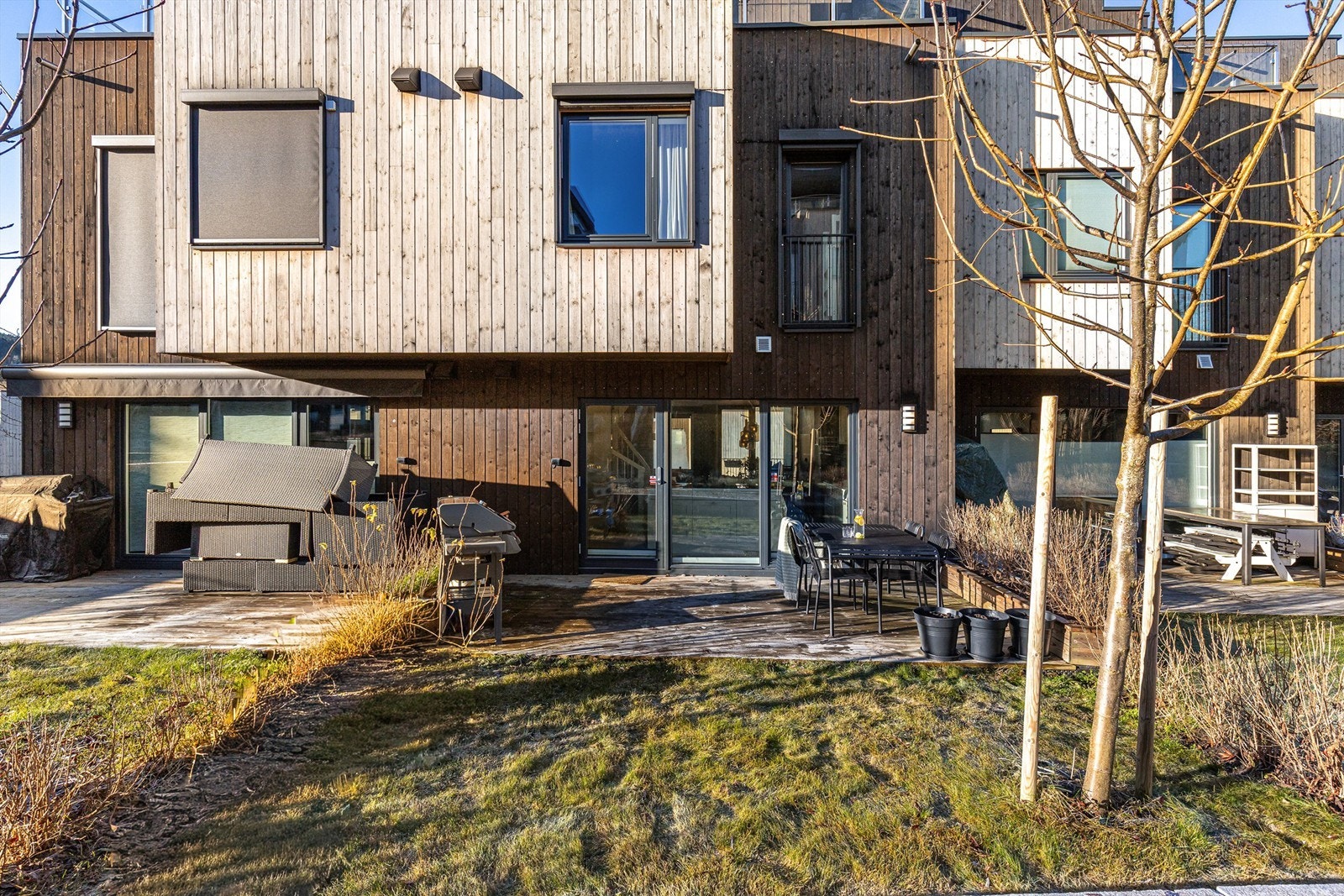 Uteområdet er solfylt og en fin plass å nyte årets varmere dager i eget hjem. Galleribilde