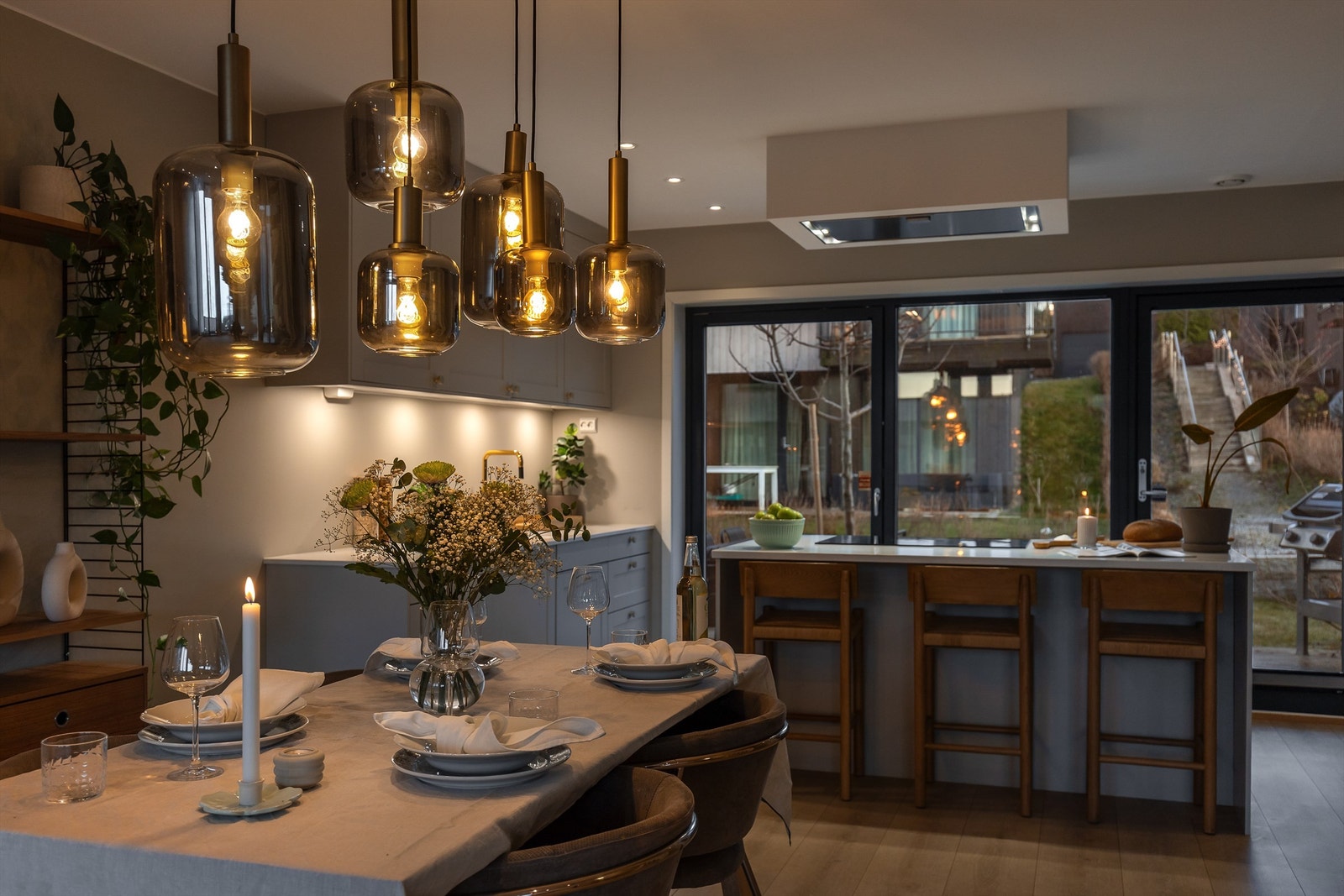 Fra kjøkkenet er det utgang til boligens markterrasse og hage. Galleribilde