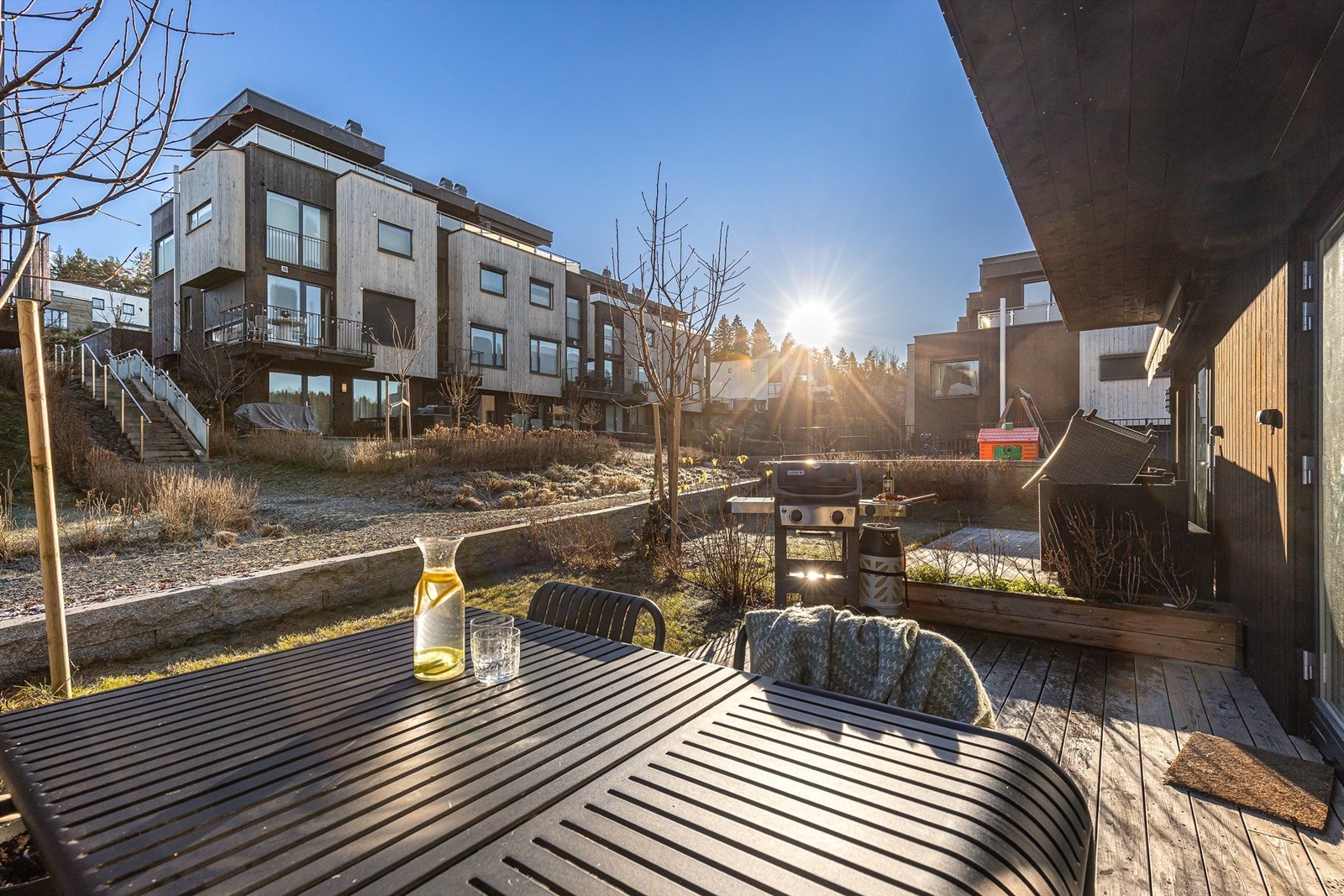 Terrassen er av god størrelse og kan enkelt deles inn i ulike soner. Galleribilde