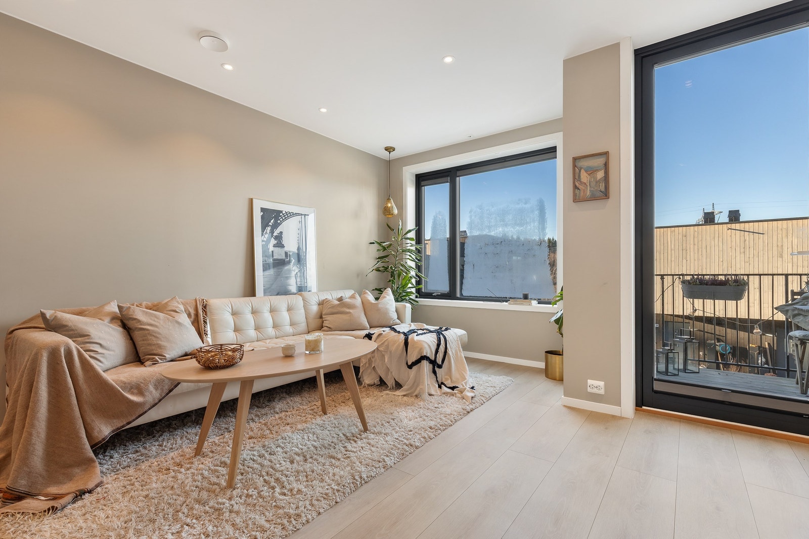 Det er rikelig med lysinnslipp fra store vindusflater. Galleribilde