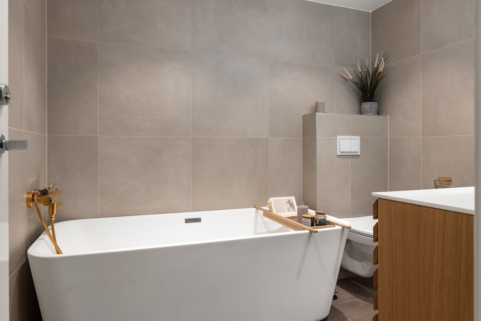 I underetasjen er det også et bad med flislagte gulv og vegger, med elektrisk gulvvarme. Galleribilde