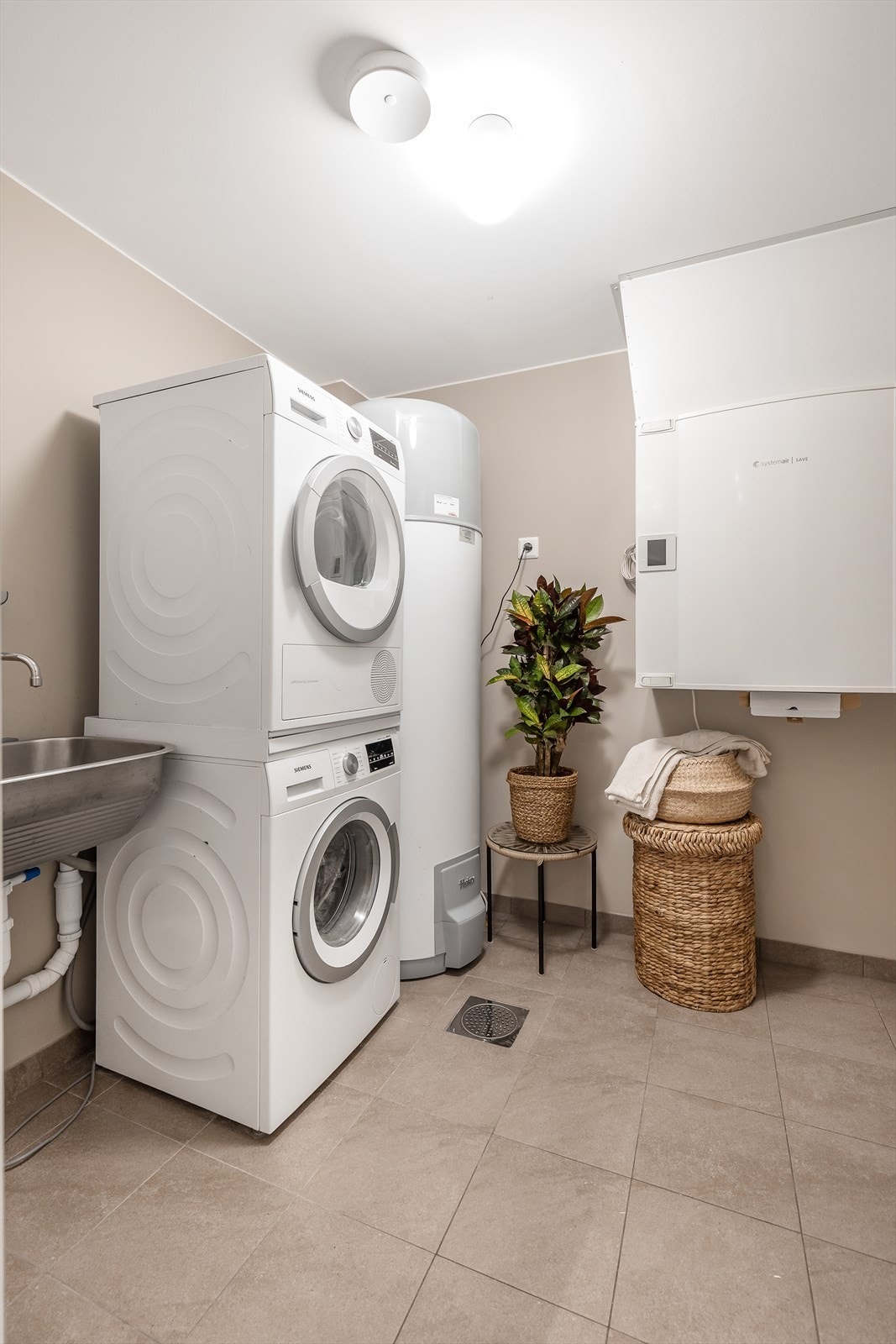 Separat vaskerom gjør det enkelt å organisere klesvasken. Det er både plass og opplegg for både vaskemaskin og tørketrommel. Rommet er byggemeldt som bod, og må omsøkes for at det skal være godkjent som oppholdsrom. Galleribilde