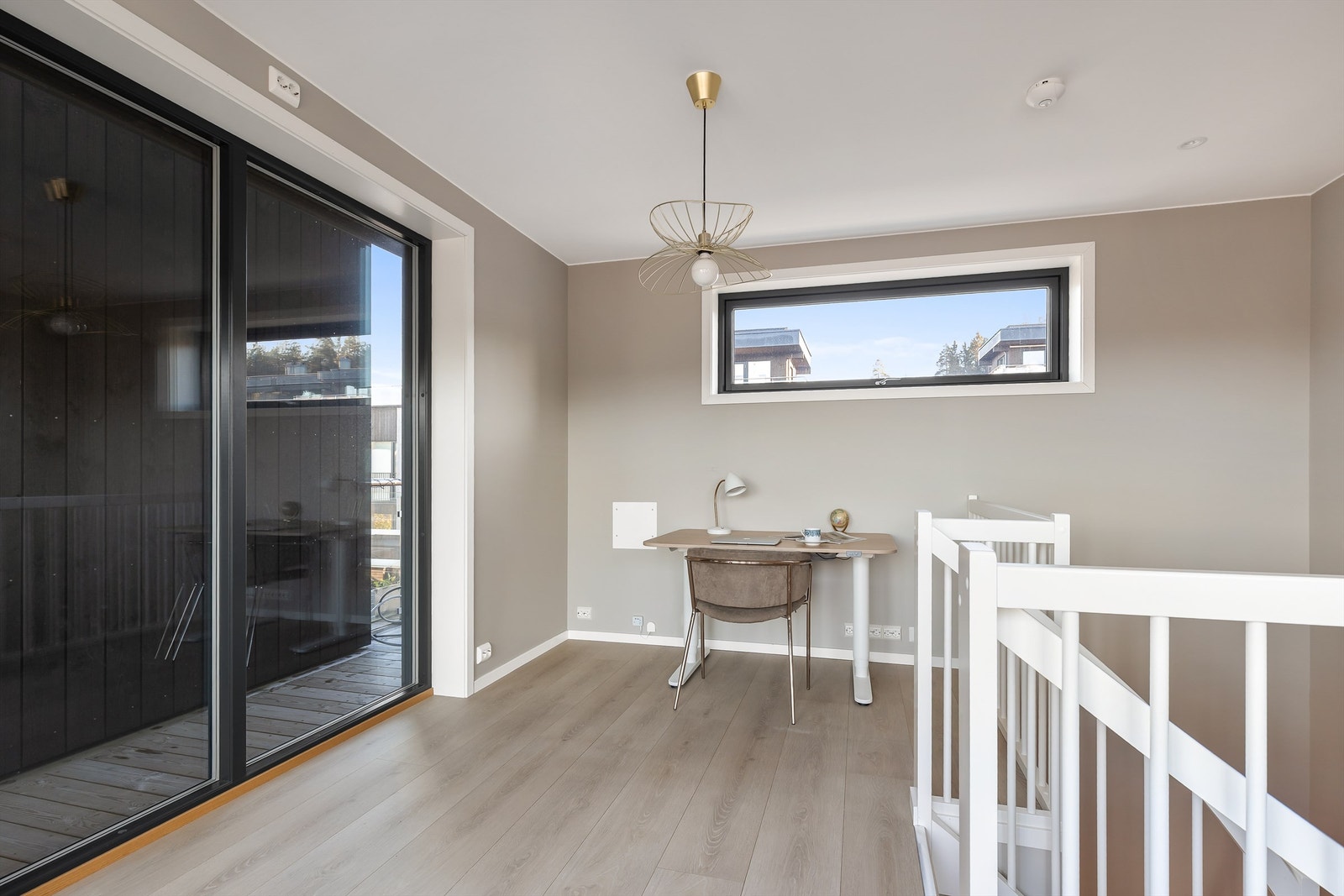 I boligens tredje etasje er det utgang til en herlig takterrasse som brer seg rundt 3 av boligens sider. Galleribilde