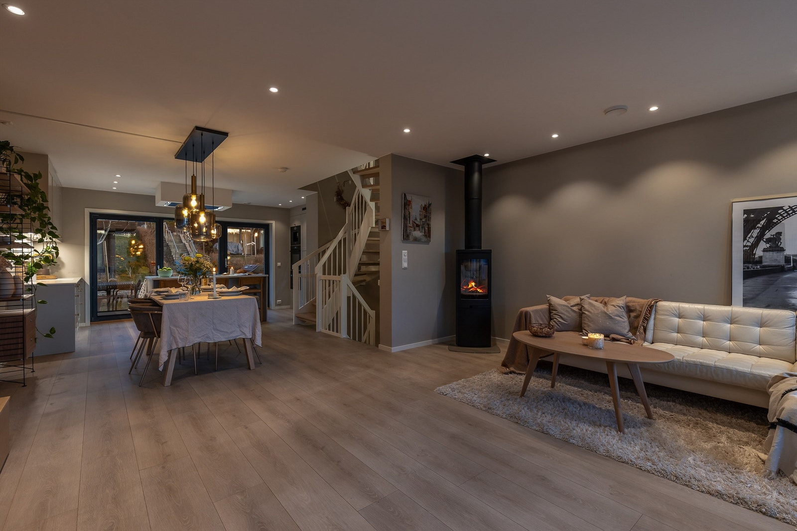 Stuen og kjøkkenet brer seg over hele planet i 1. etasje på hele 49 kvm, og er et naturlig og sosialt samlingspunkt. Galleribilde