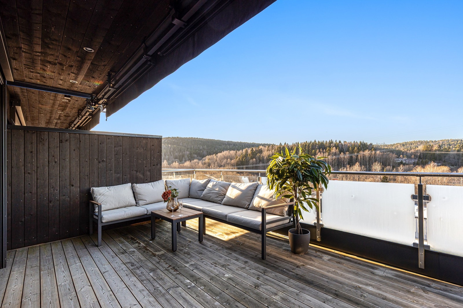 Her er det god plass til å møblere med ønsket utemøblement, og nyte årets varmere dager i eget hjem. Galleribilde