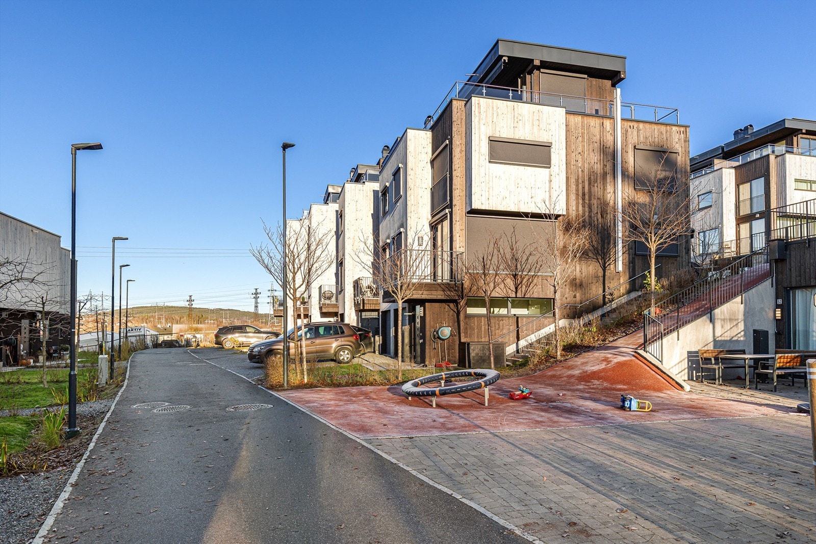 Nabolaget er barnevennlig med lekeapparater, rolige veier og opparbeidet med sittegrupper. Galleribilde