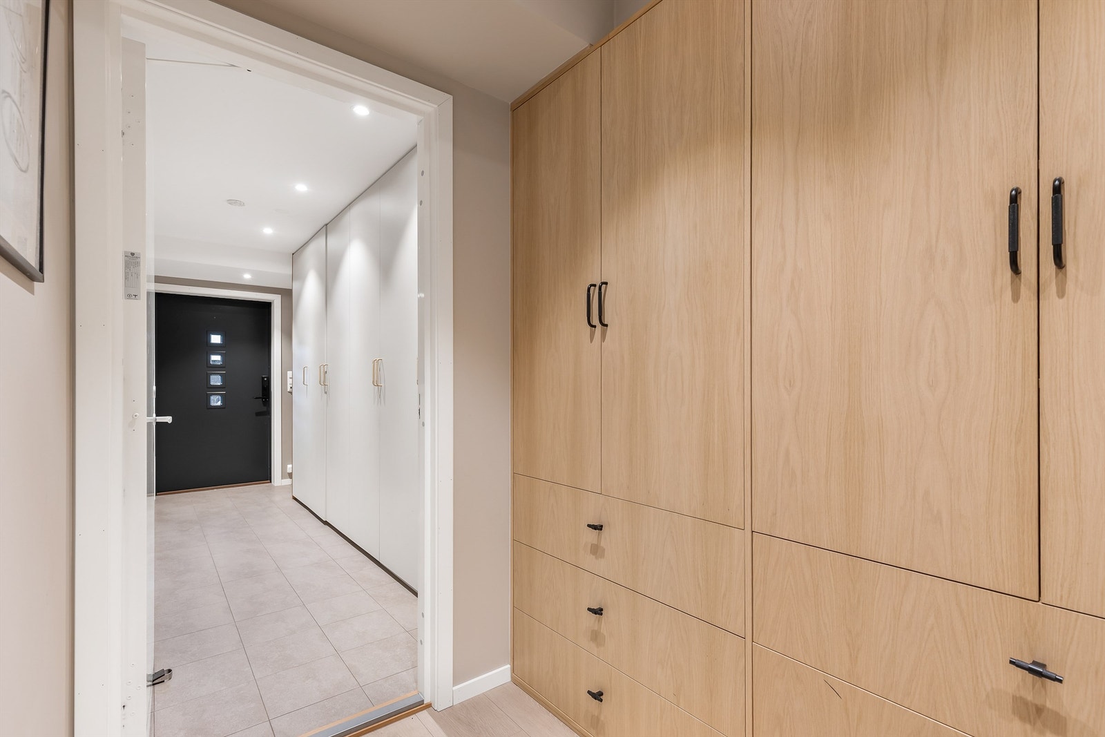 Velkommen inn! Entréen er lys og innbydende og gir et umiddelbart godt førsteinntrykk. Her er det rikelig med oppbevaringsplass i flere garderobeskap. Galleribilde