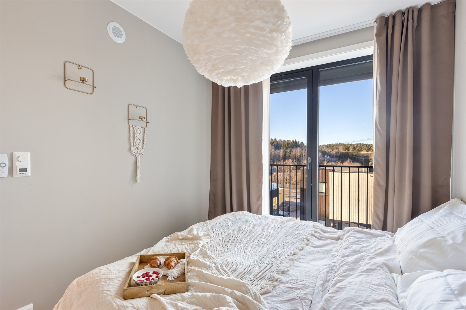 Det er rikelig med lysinnslipp gjennom store vindusflater og balkongdør, med utgang til balkongen. Galleribilde