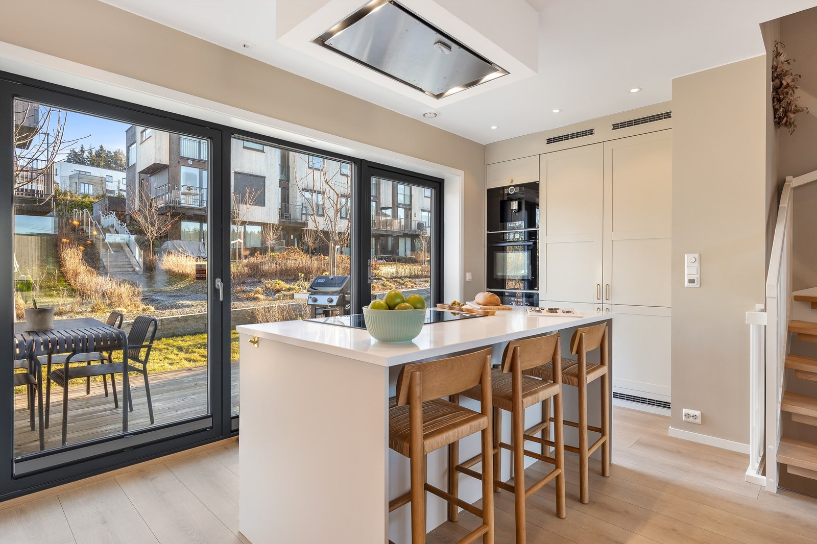 Hvitevarene er sømløst integrert i innredningen og består av platetopp, stekeovn/kombiovn, kaffemaskin, oppvaskmaskin, kjøleskap og fryseskap. Galleribilde