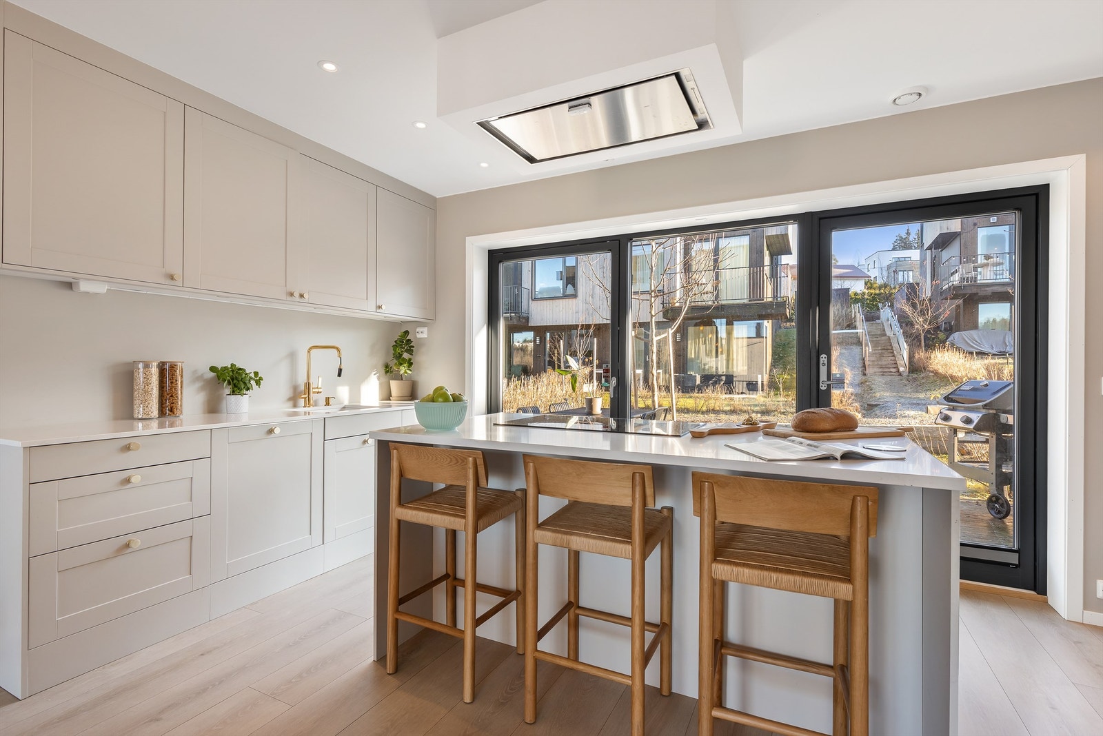 Kjøkkenet er lekkert og stilrent med profilerte fronter og benkeplate av komposittstein med underlimt vask. Galleribilde