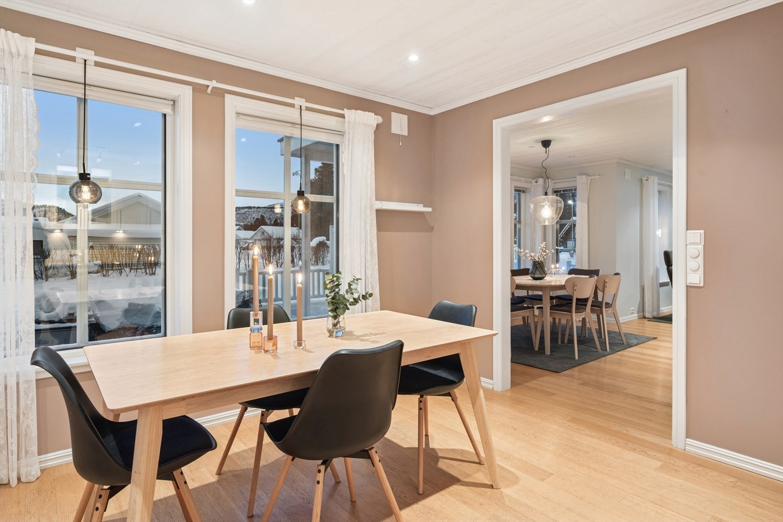 Det moderne kjøkkenet ligger i delvis åpen løsning mot stue og åpen løsning til spiseplass, noe som skaper en perfekt arena for samvær og underholdning mens måltidene tilberedes. Galleribilde