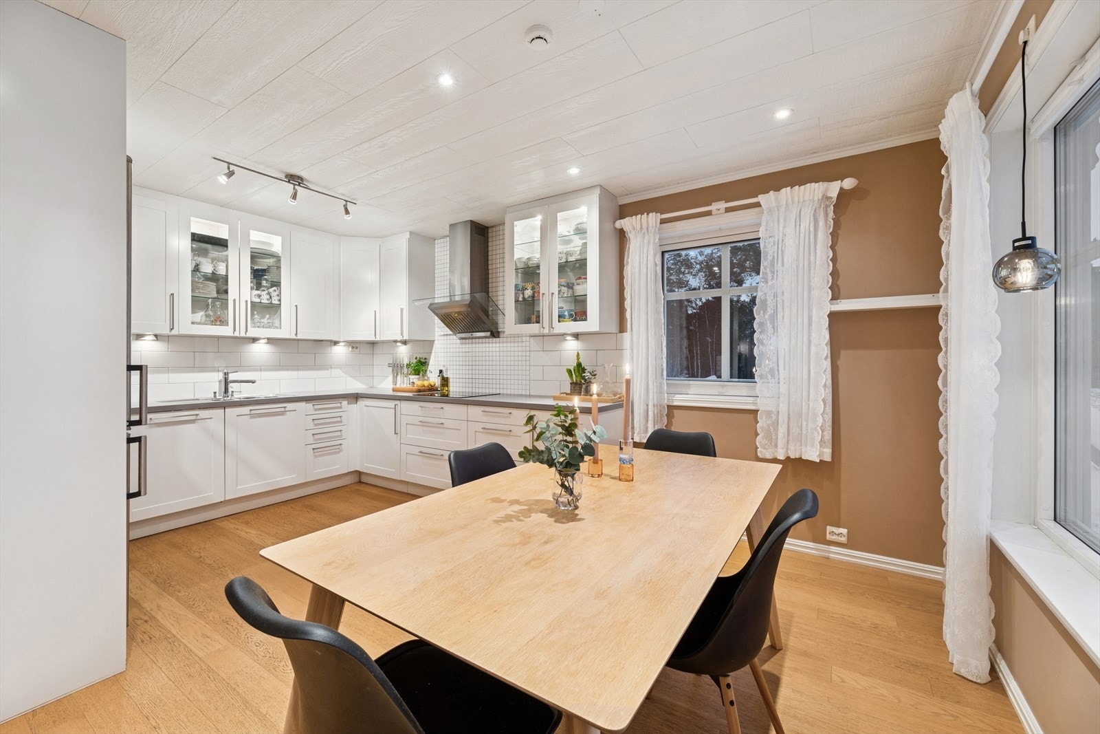 Selve innredningen i rommet er med lyse profilerte fronter og laminat benkeplate. Galleribilde