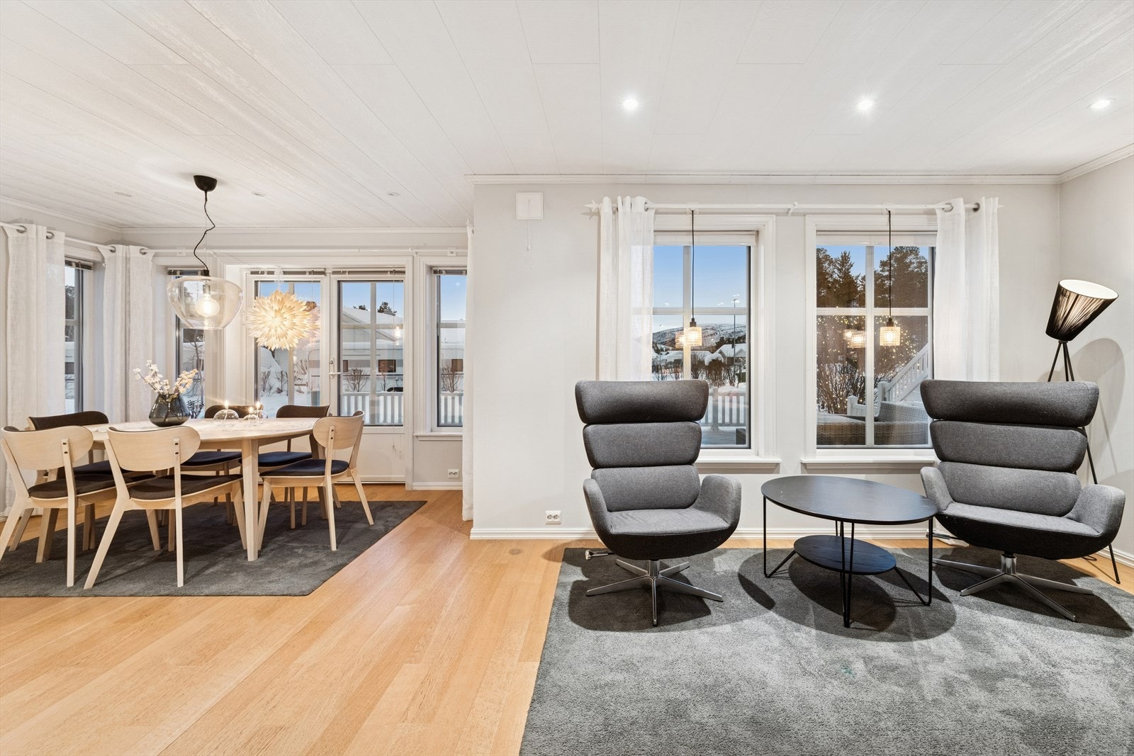 Lys og hyggelig stue i 1. etasje med god møbleringsfrihet! Galleribilde