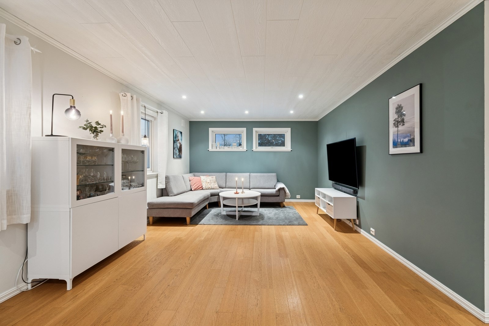 Enkelte vegger malt i et moderne fargevalg som skaper liv i rommet. Galleribilde