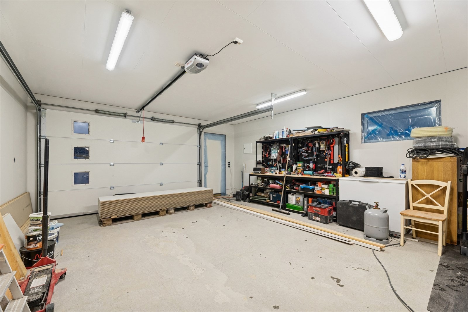 Det er også en garasje fra 2021 med el-bil lader. Det pågår arbeid med å innrede bygningen og garasje er ikke ferdigstilt. Galleribilde