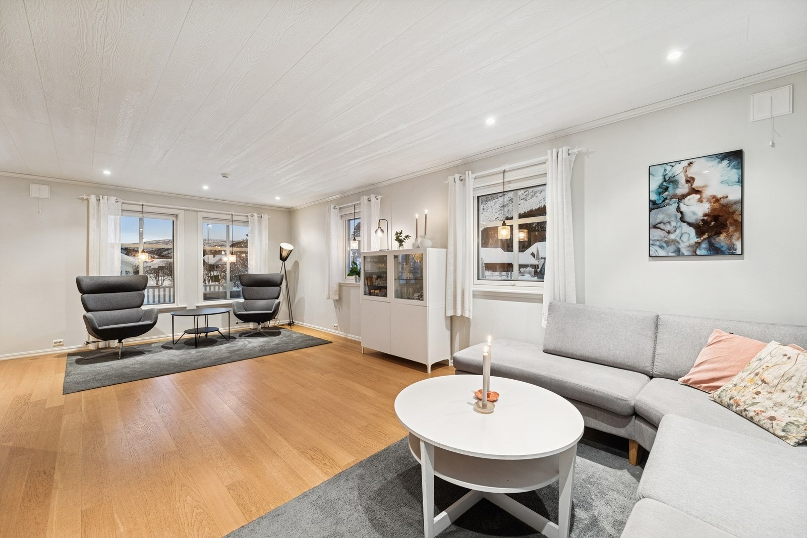 Oppholdsrommet innbyr til både avslappende stunder og sosiale sammenkomster med plass til både spisegruppe og sofa med tilhørende møblement. Galleribilde