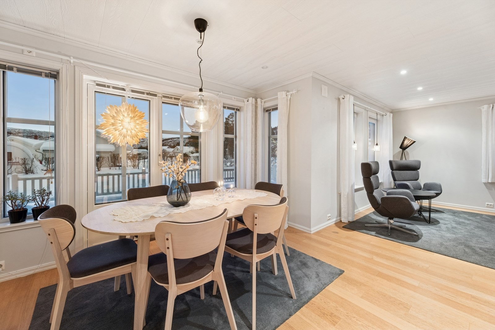 Fra stuen er det også direkte utgang til terrasse på ca. 32 m2 hvor du og familien kan nyte varme sommerdager. Galleribilde