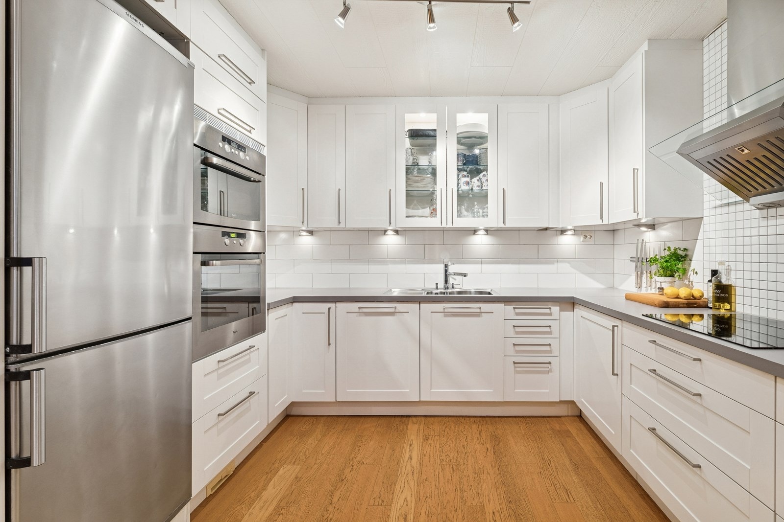 Rommet er utstyrt med en kjøkkenventilator med avtrekk ut. Av hvitevarer finnes det kjøl/fryseskap, oppvaskmaskin, platetopp, micro og stekeovn. Vedr. hvitevarer se pkt. "løsøre og tilbehør" i salgsoppgaven. Galleribilde