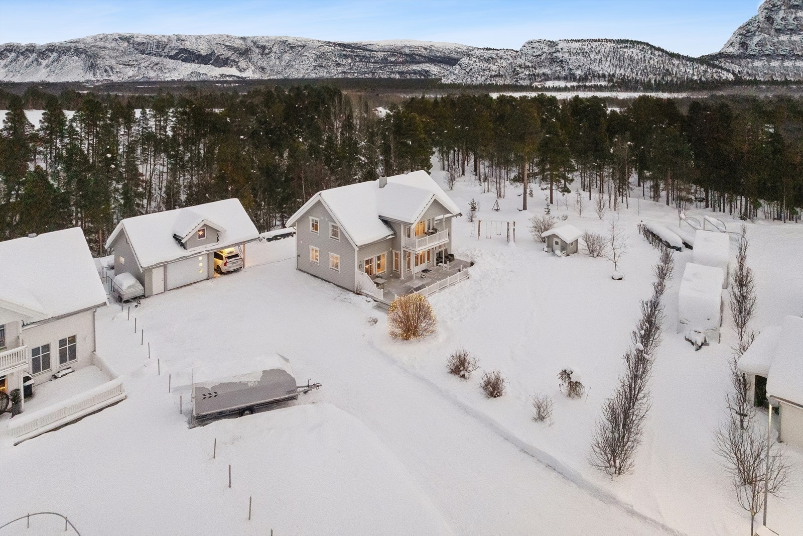 Eiendommen har en fin og landlig beliggenhet på Røstmoen i Eiby, en kort kjøretur fra Alta sentrum. Røstmoen karakteriseres som et veletablert, rolig og barnevennlig boligområde og har dermed en utmerket beliggenhet for småbarnsfamilier. Galleribilde